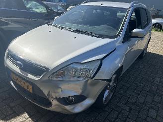 damaged passenger cars Ford Focus 1.6 Stationcar 2010/9