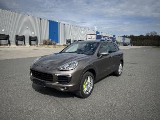 Schadeauto Porsche Cayenne CAYENNE S 3.0 E-HYBRID PANORAMA LEDER NAVI XENON VOL 2015/12