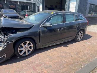 Coche siniestrado Volvo V-60 V60 I (FW/GW), Combi, 2010 / 2018 2.0 D4 16V 2014