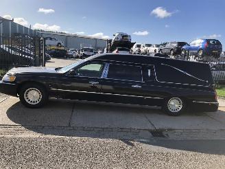 Vaurioauto  passenger cars Lincoln Town Car 4.6i V8 164kW 2001/7