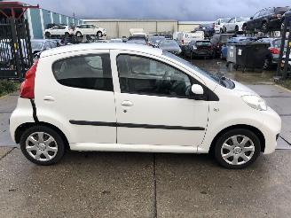 damaged passenger cars Peugeot 107 5 drs Airco 2010/4