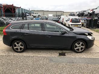 skadebil auto Volvo V-60 1.6i T4 Momentum Automaat 132kW E5 2011/3