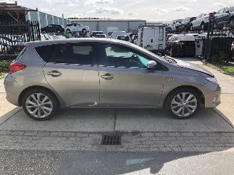 Schadeauto Toyota Auris 1.8 Hybrid Executive Automaat 2014/8