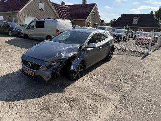 Schadeauto Volvo V-40 R-design 1.5 t3 Automaat weinig km !! 2019/3