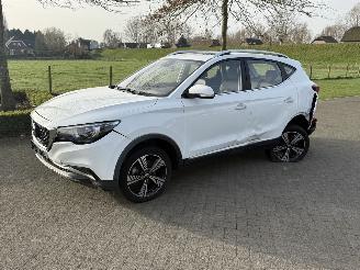Schadeauto MG ZS EV Luxury 45 kWh Panorama / Leer 2021/6