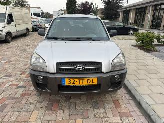 damaged passenger cars Hyundai Tucson 2.0i ACTIVE 2007/1
