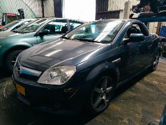 Coche siniestrado Opel Tigra TwinTop 1.4-16V Linea Rosso 2004/1
