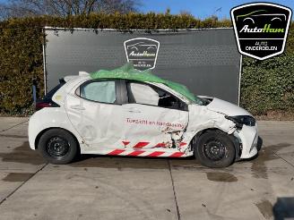 Coche siniestrado Toyota Yaris Yaris IV (P21/PA1/PH1), Hatchback, 2020 1.5 12V Hybrid 115 2024/1