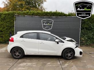 Coche siniestrado Kia Rio Rio III (UB), Hatchback, 2011 / 2017 1.2 CVVT 16V 2013/10