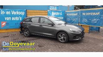 Salvage car Hyundai I-30 i30 Wagon (PDEF5), Combi, 2017 1.0 T-GDI 12V Hybrid 48V 2022/9