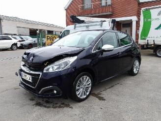 Damaged car Peugeot 208  2017/2