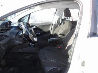 Peugeot 208  picture 17