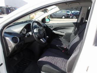 Mazda 2  picture 12