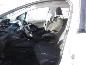 Peugeot 208  picture 17