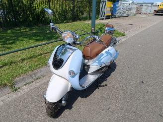 skadebil bromfiets Znen ZN50QT-HS snorscooter met origineel 279 km gelopen !!!! 2010/7