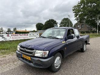 damaged commercial vehicles Toyota Hilux 2.5 D4-D 90 EXTRA open laadbak / pick-up 113.641 km N.A.P. 2005/6