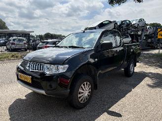 damaged commercial vehicles Mitsubishi L-200 4x4 2.5 DI-D Club Cab Invite 4X4 MOTORSCHADE !!!! 2014/3