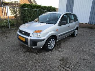 Coche accidentado Ford Fusion 1.4 16V Airco Radio/CD 2010/2