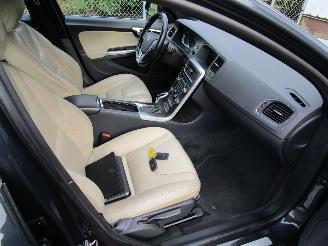 Volvo V-60 2.4 D6 AWD Hybride Schadevrij picture 6