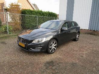 Unfallwagen Volvo V-60 2.4 D6 AWD Hybride Camera Navi 2013/9