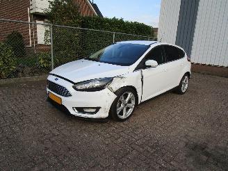 Schadeauto Ford Focus 1.0 Navi Clima 6-Bak 2015/3