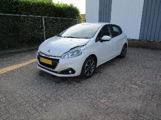 Avarii autoturisme Peugeot 208 1.2 Navi Airco Parelmoer 5-Drs 2016/4