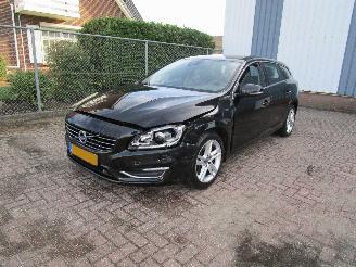 Unfallwagen Volvo V-60 2.4 D5 Hybride Navi Clima 2015/10