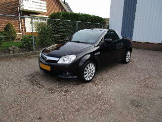 Vaurioauto  passenger cars Opel Tigra 1.4 16V Automaat 73.000 KM Leder 2008/1