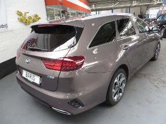Damaged car Kia Ceed 1.6gdi hybrid automaat 2020/12