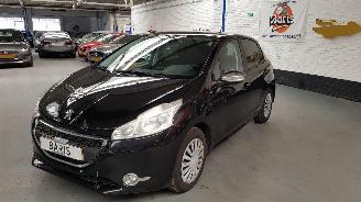 skadebil auto Peugeot 208 1.2 VTI 12V PURETECH   BENZ 1.199CC 60KW 82PK 2014/4
