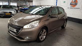 damaged passenger cars Peugeot 208 1.6 VTI 16V  BENZ 1.598CC 88KW 120PK 2014/1