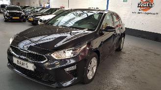 uszkodzony samochody osobowe Kia Ceed 1.4 T-GDI 16V 4DRS BENZ 1.353CC 103KW 140PK 2019/1