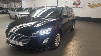 damaged passenger cars Ford Focus 1.5 ECOBOOST 12V COMBI  BENZ 1.496CC 110KW 150PK 2020/12