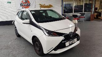Schadeauto Toyota Aygo 1.0 12V VVT-i 4 DRS BENZ 998CC 51KW 69PK 2015/10