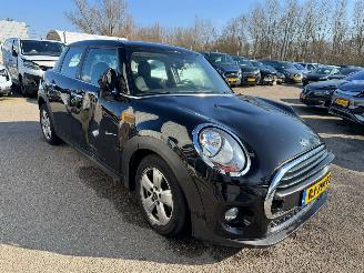 krockskadad bil auto Mini One 1.5 One D Business BJ 2017 225.194 KM 2017/12