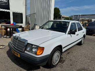 krockskadad bil auto Mercedes E-klasse 200-500 AUTOMAAT (W124) 200 BJ 1988 141.353 KM 1988/4