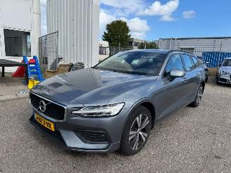 Schadeauto Volvo V-60 2.0 AUTOMAAT B3 Momentum Advantage BJ 2020 173.834 KM 2020/11
