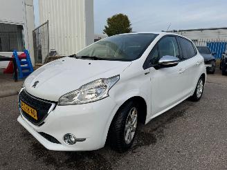 krockskadad bil auto Peugeot 208 1.2 VTi Style 2015/1