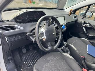 Peugeot 208 1.2 VTi Style picture 11