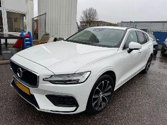 skadebil auto Volvo V-60 2.0 B3 Momentum Business AUTOMAAT 2022/1