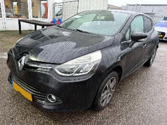 krockskadad bil auto Renault Clio 1.5 dCi ECO Night&Day 2014/9