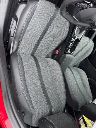 Peugeot 208 1.2 PureTech 100 Allure picture 18