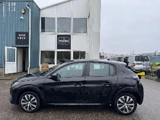 Unfallwagen Peugeot e-208 EV Active Pack 50 kWh AUTOMAAT 2023/10