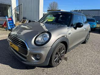 Vaurioauto  passenger cars Mini Cooper 1.5 Cooper Business 2016/6