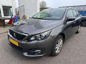 krockskadad bil auto Peugeot 308 SW 1.2 PureTech Blue Lease Executive 2018/7