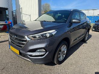damaged passenger cars Hyundai Tucson 1.6 GDi Comfort 2016/1
