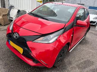 Unfallwagen Toyota Aygo 1.0 VVT-i x-play 2014/10