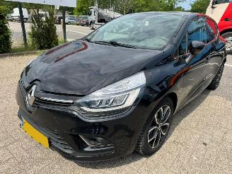 Vaurioauto  passenger cars Renault Clio 0.9 TCe Intens 2017/4