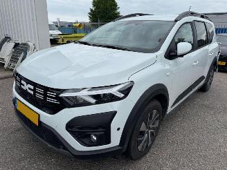 Vaurioauto  passenger cars Dacia Jogger 1.6 AUTOMAAT Hybrid 140 Expression 7p. 2025/10