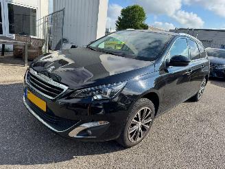damaged passenger cars Peugeot 308 SW 1.2 AUTOMAAT  PureTech Blue Lease Premium 2016/12